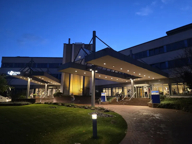 Eingang des Casino Lübeck bei Nacht