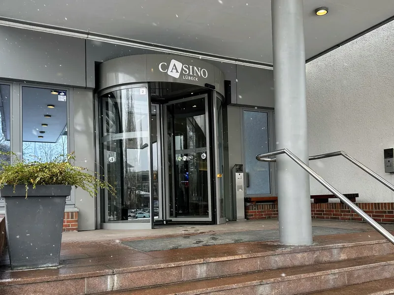 Eingang des Casino Lübeck mit Drehtür