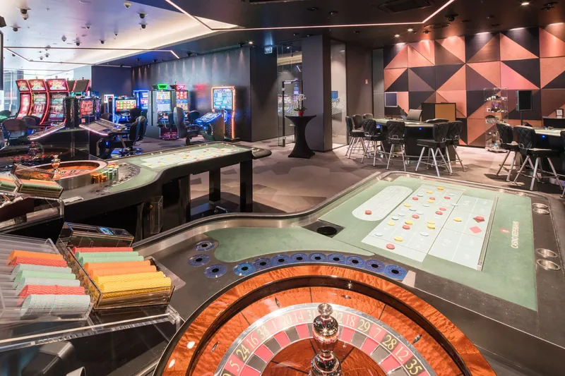 Casino Reeperbahn mit Roulette und Spieltischen