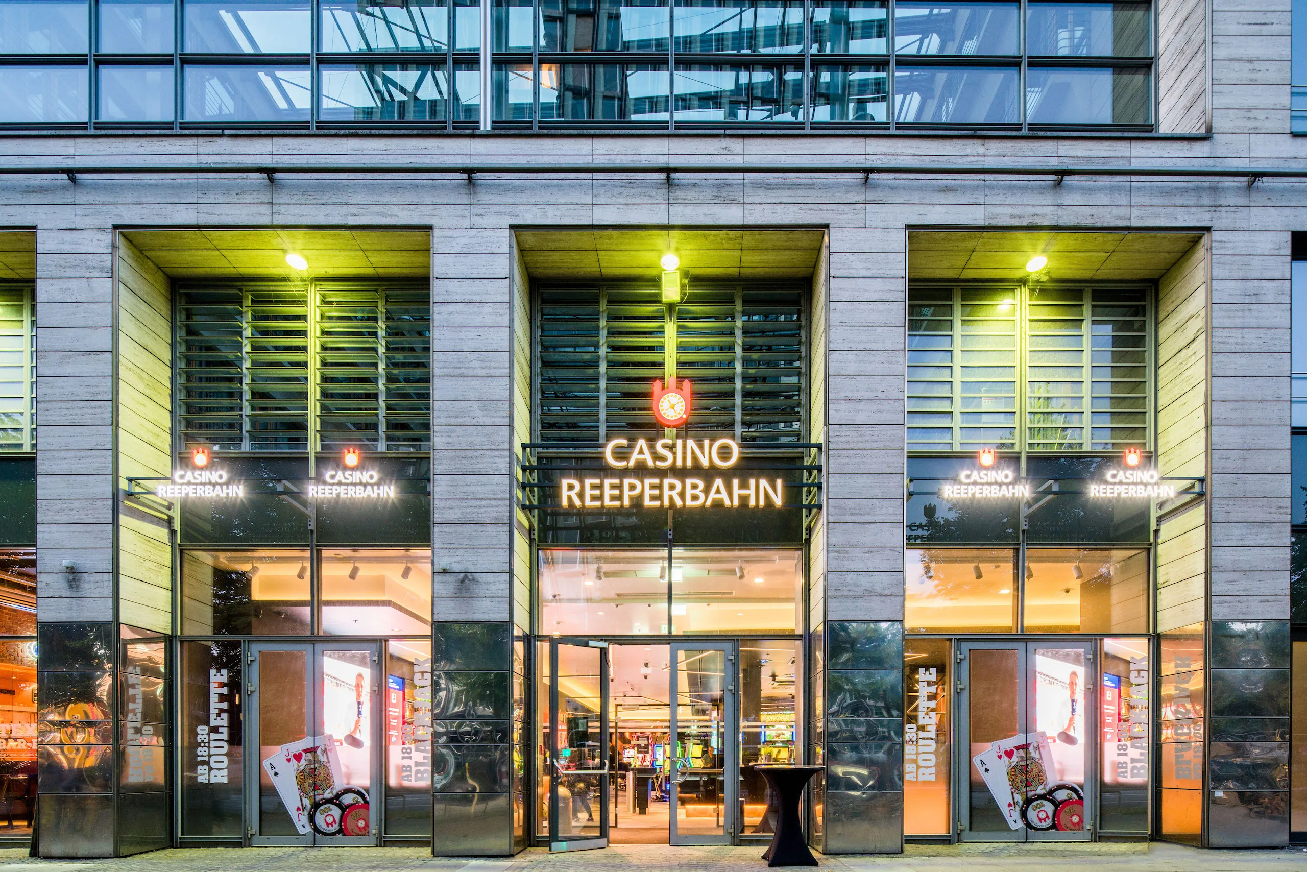 Aussenansicht des Casino Reeperbahn bei Nacht