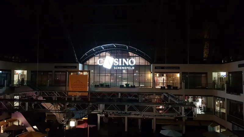 Eingang des Casino Schenefeld bei Nacht