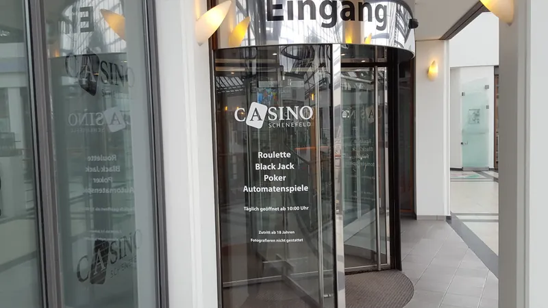 Drehtür am Eingang des Casino Schenefeld
