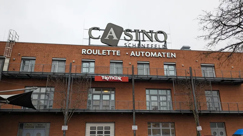 Fassade des Casino Schenefeld mit Rouletteschriftzug