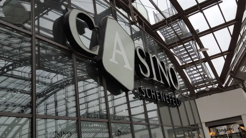 Logo des Casino Schenefeld an der Glasfassade