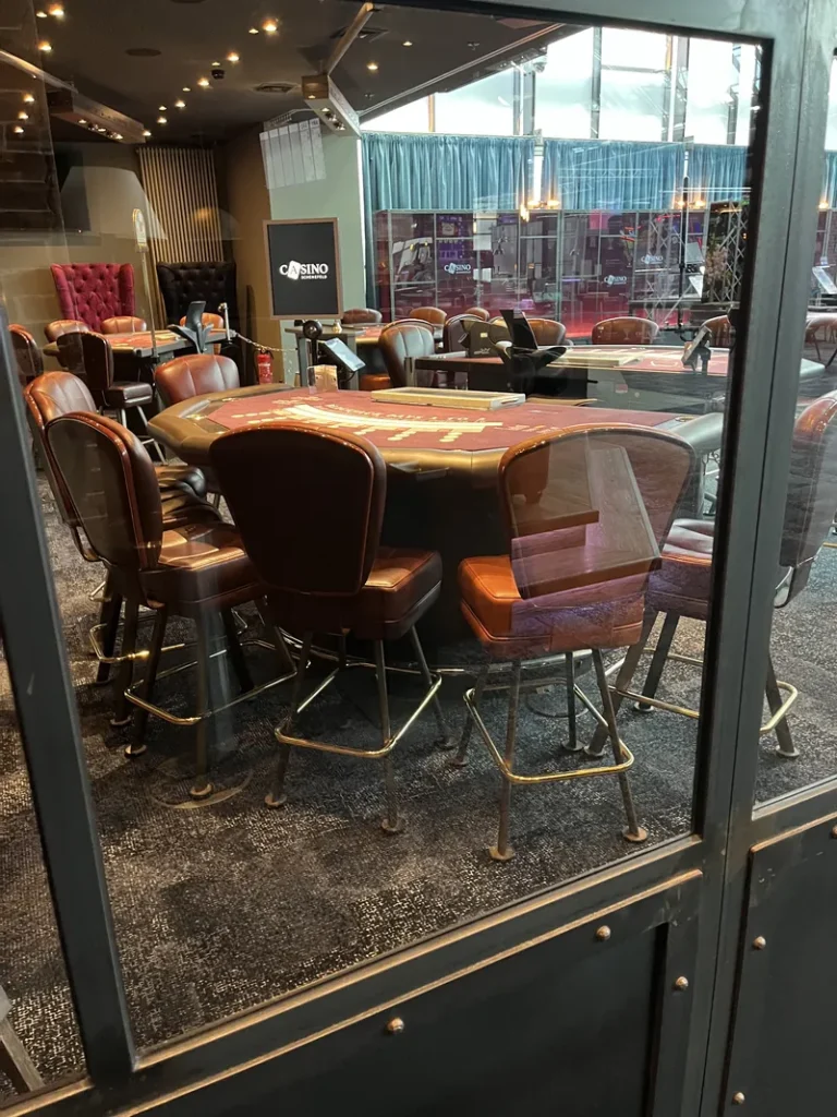 Roulettebereich im Casino Schenefeld durch Glasfront