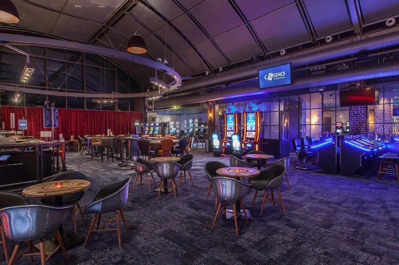 Spielsaal des Casino Schenefeld mit Automaten
