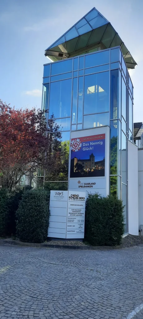 Glasfassade des Casino Schloß Berg am Tag