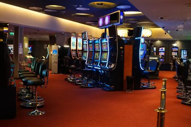 MERKUR SPIELBANK Bad Bentheim Automatenbereich bei Abendlicht