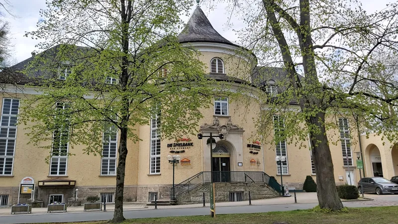 MERKUR Spielbank Bad Pyrmont Aussenansicht am Kurpark
