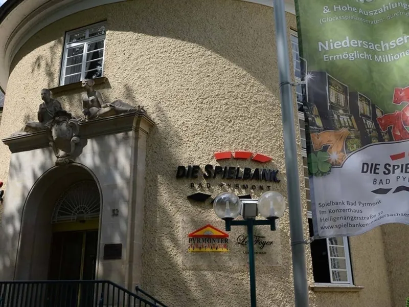 MERKUR Spielbank Bad Pyrmont Eingang mit Fassadenschild