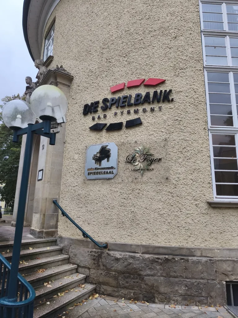 MERKUR Spielbank Bad Pyrmont Logo an der Fassade