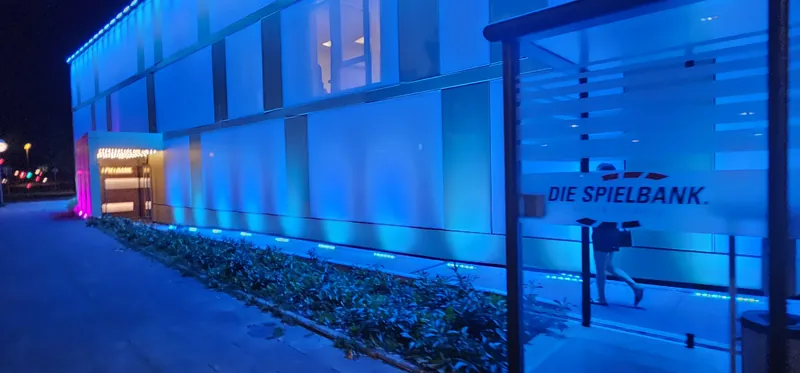Eingang der MERKUR SPIELBANK Braunschweig bei Nacht