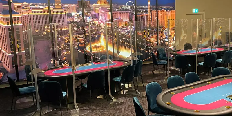 Spielbereich der MERKUR SPIELBANK Braunschweig mit Casino Panorama