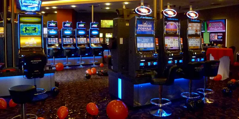 MERKUR SPIELBANK Goettingen Spielautomatenbereich mit Lichtakzenten
