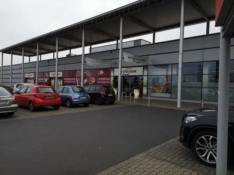MERKUR SPIELBANK Goettingen Fassade mit Parkplatz