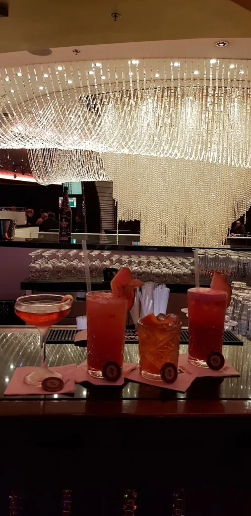 MERKUR SPIELBANK Hannover Bar mit Cocktails und Kronleuchter