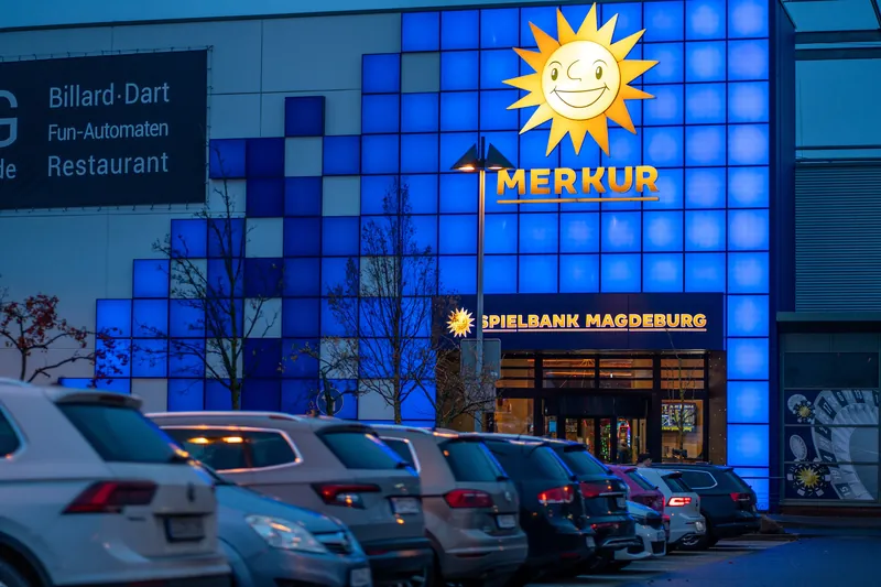 Außenansicht der MERKUR SPIELBANK Magdeburg mit Parkplatz