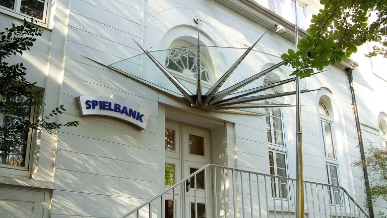 Aussenansicht der MERKUR SPIELBANK Norderney am Strandort