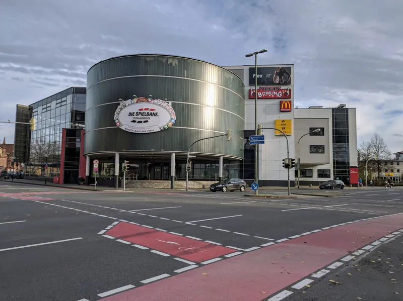 Aussenansicht des Gebaeudes der MERKUR SPIELBANK Osnabrueck