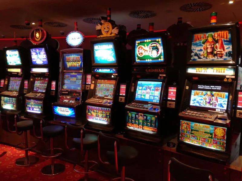 Innenansicht mit Spielautomaten in der MERKUR SPIELBANK Osnabrueck