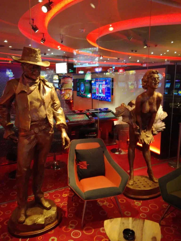 Innenbereich der MERKUR SPIELBANK Osnabrueck mit Cowboy und Monroe Statuen
