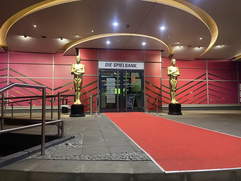 Haupteingang der MERKUR SPIELBANK Osnabrueck mit rotem Teppich