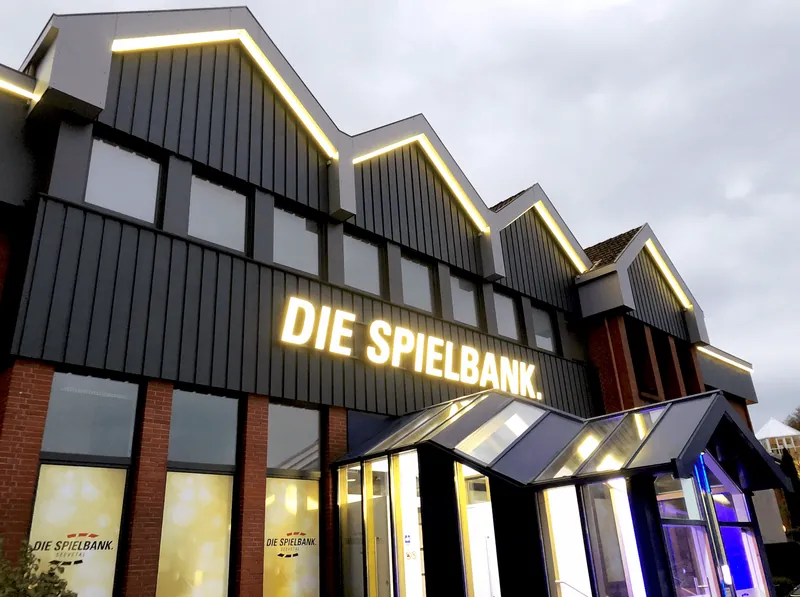 Beleuchtete Aussenfassade der MERKUR SPIELBANK Seevetal