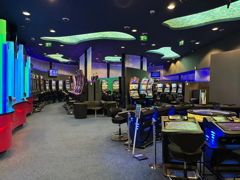Moderner Spielsaal mit Automaten in der MERKUR SPIELBANK Seevetal