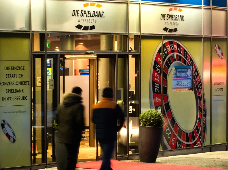 Beleuchteter Eingang der Spielbank Wolfsburg bei Abenddaemmerung