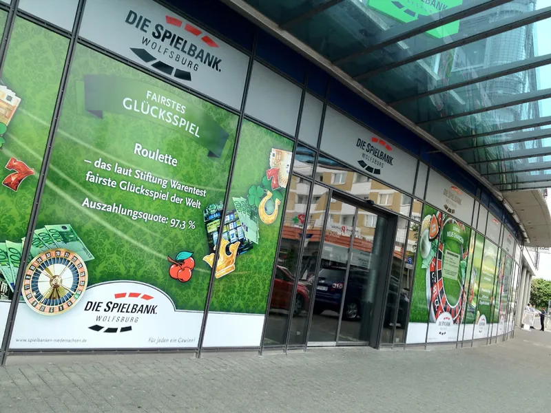 Aussenansicht der Fensterfront der Merkur Spielbank Wolfsburg