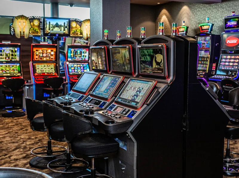 Moderne Slot Maschinen im Spielbereich der Spielbank Wolfsburg