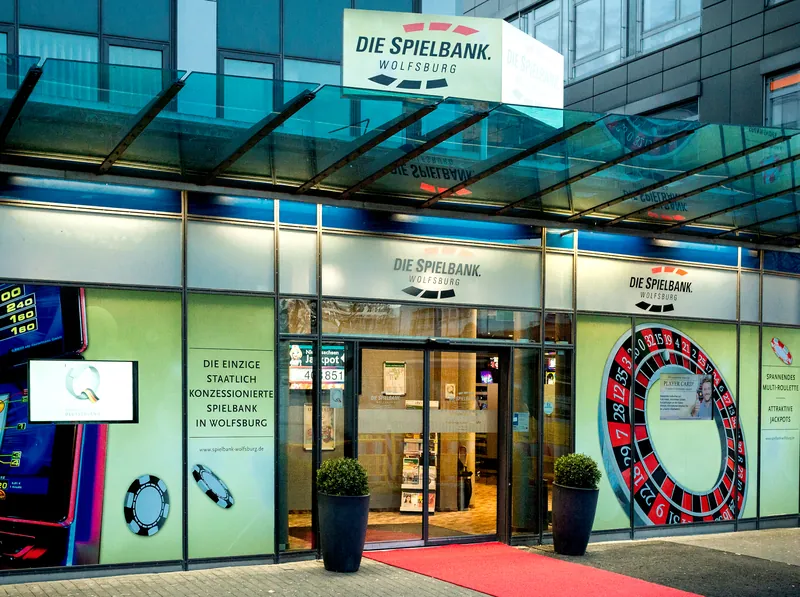 Eingangsbereich der Merkur Spielbank Wolfsburg mit rotem Teppich