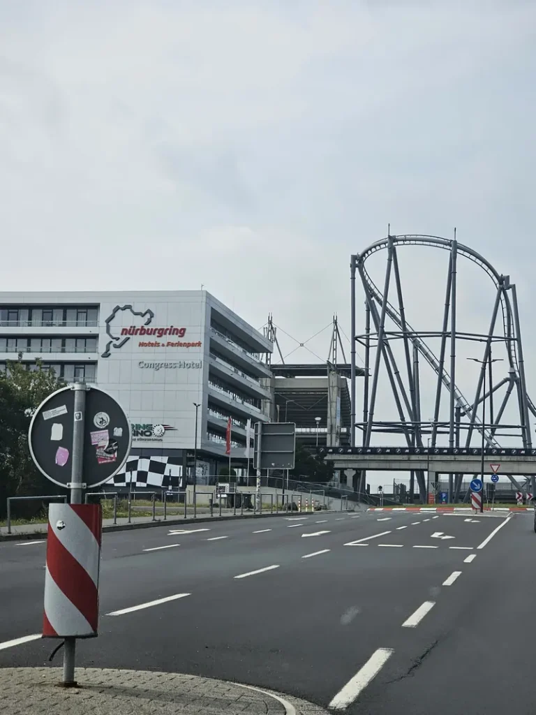 Blick von der Strasse auf das Ring Casino und das Hotelgebaeude neben der Stahlstruktur einer Achterbahn