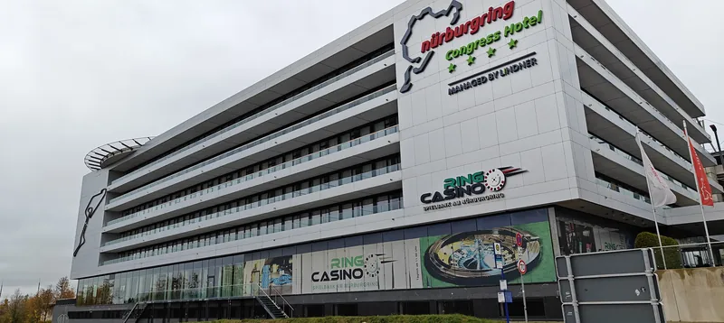 Aussenansicht des Nuerburgring Congress Hotel Gebaeudes mit RING CASINO Beschilderung am Tag