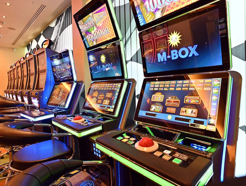 Detailansicht beleuchteter moderner Spielautomaten mit grossen Bildschirmen im Ring Casino