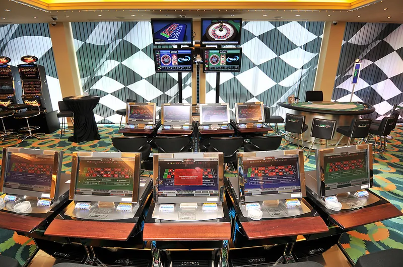 Mehrere elektronische Roulette Terminals mit Bildschirmen sind im Kreis im Ring Casino aufgestellt