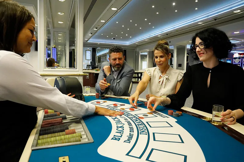 Gaeste beim Blackjack Spiel in der Spielbank Bad Duerkheim