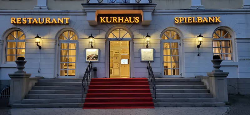 Beleuchteter Haupteingang der Spielbank Bad Duerkheim bei Nacht