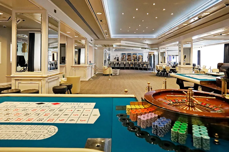 Roulettetisch im eleganten Innenbereich der Spielbank Bad Duerkheim
