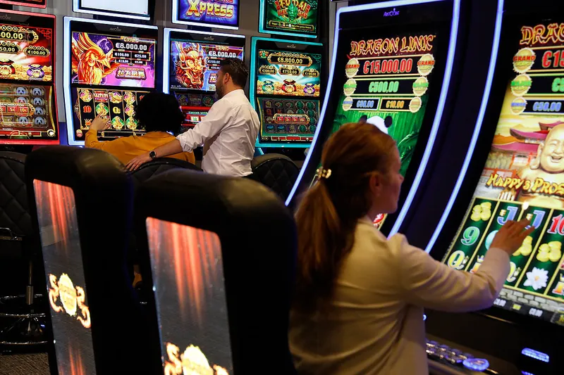 Moderne Spielautomaten im Innenbereich der Spielbank Bad Duerkheim