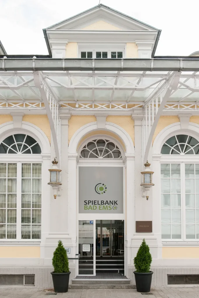Aussenansicht der Spielbank Bad Ems mit Kurgarten