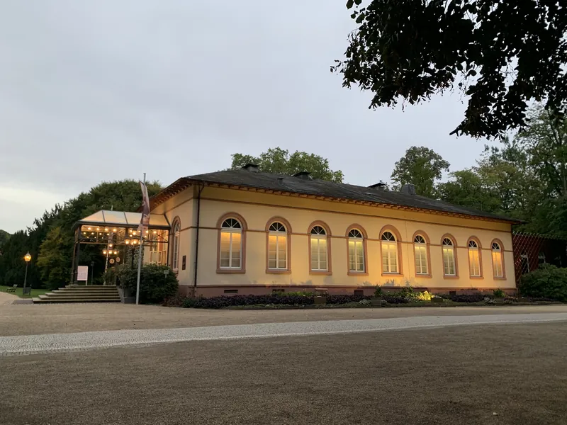 Spielbank Bad Homburg Aussenansicht bei Daemmerung mit Beleuchtung