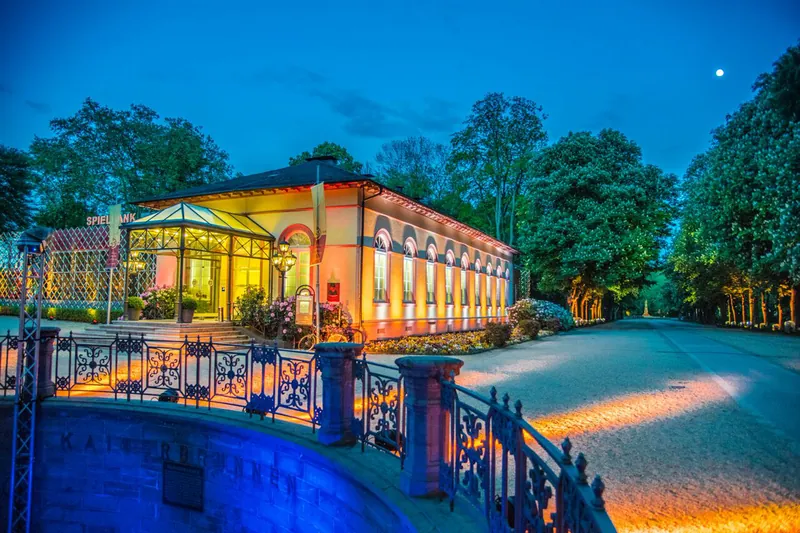 Seitenansicht des historischen Gebaeudes der Spielbank Bad Homburg