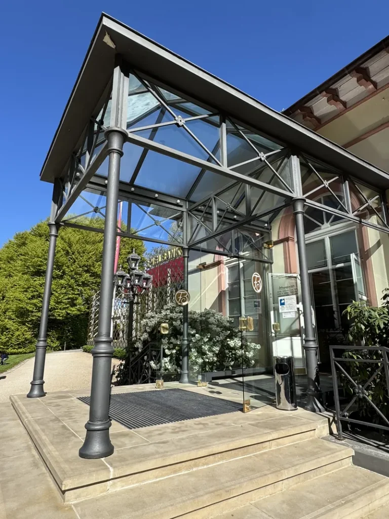 Glaeserner Eingangsbereich der Spielbank Bad Homburg bei Tageslicht