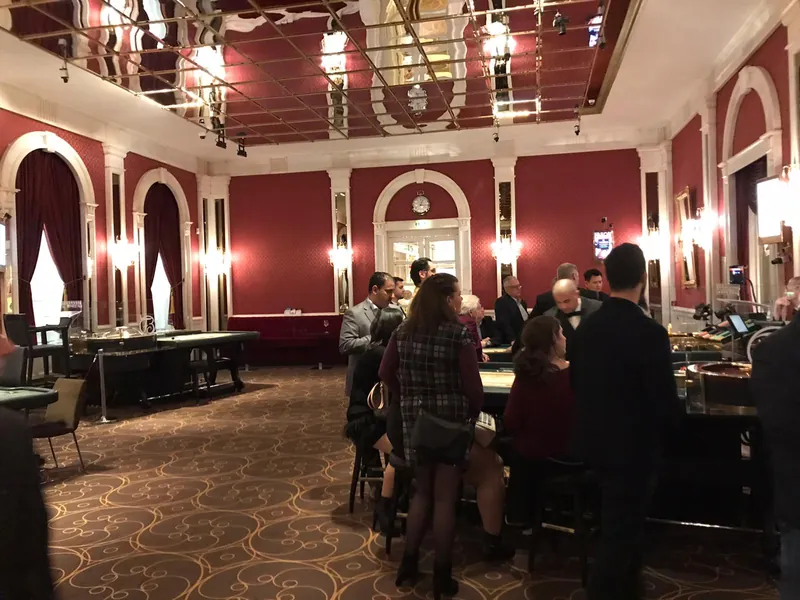 Innenansicht des klassischen Spielsaals der Spielbank Bad Homburg mit Roulette Tischen