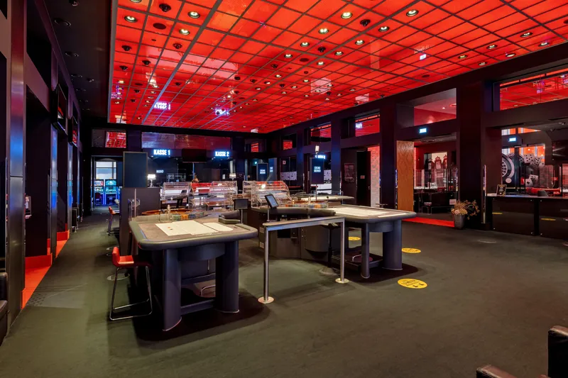 Spielsaal der Spielbank Bremen mit Kartentischen