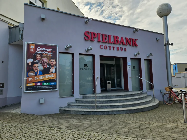 Eingang der Spielbank Cottbus am Tag