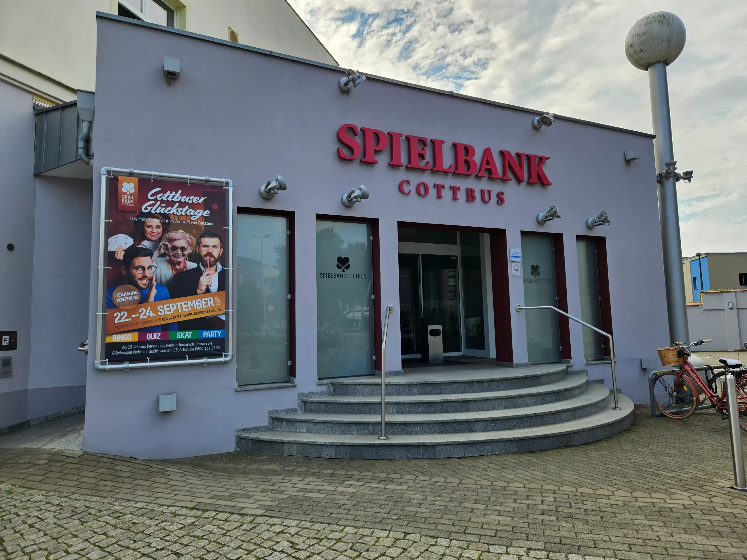 Eingang der Spielbank Cottbus am Tag