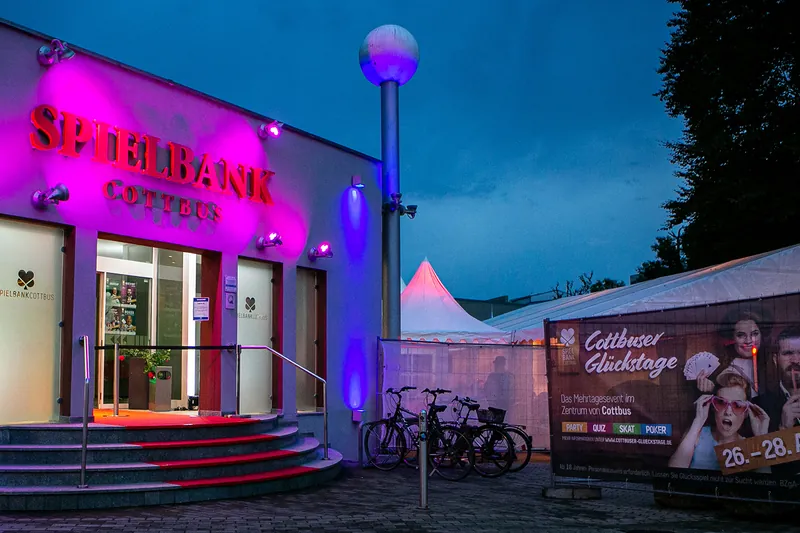 Eingang der Spielbank Cottbus bei Nacht