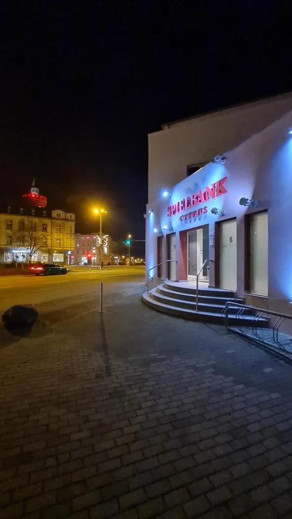 Nachtansicht der Spielbank Cottbus